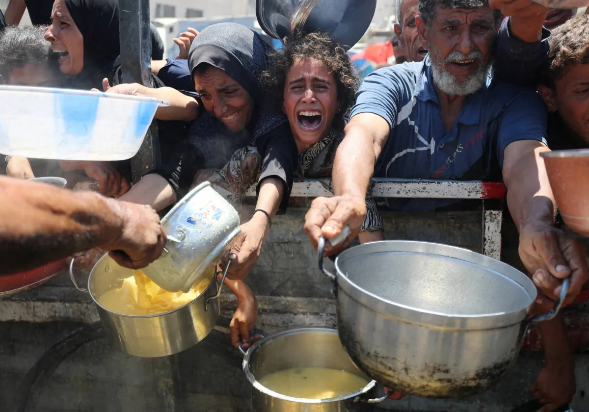 Between the killing fire and hunger ... Gaza has been fucking in order to get to help

 Arabausa