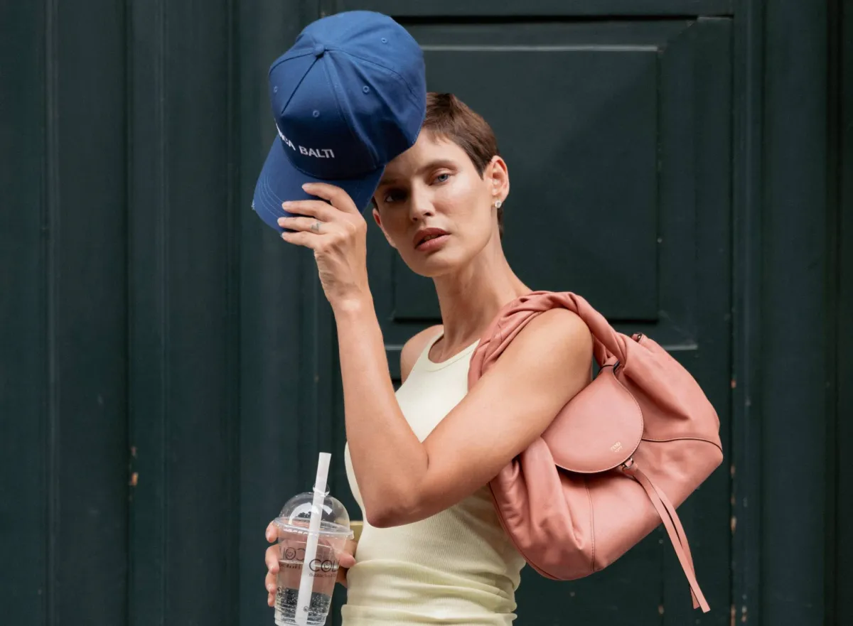 Fandes fusion the past in the future in a bag with spy details
Arabausa