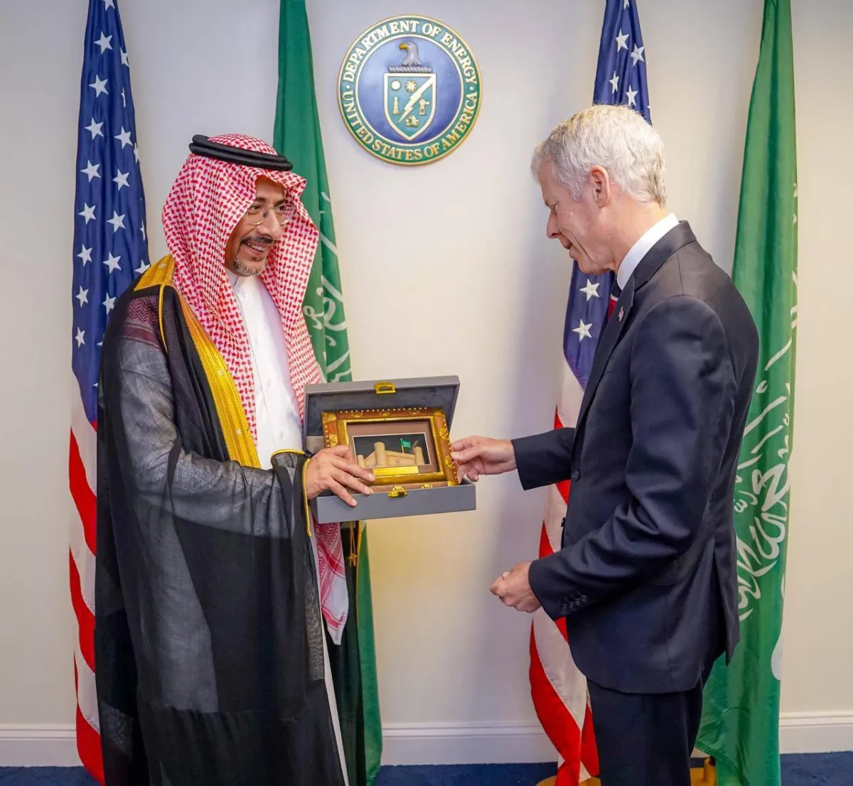 Graduate Discussions with the Minister of Energy America to cooperate in the industrial sectors and mining

 Arabausa