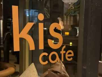 How do restaurant's glory influence or cause to caught?

 Arabausa