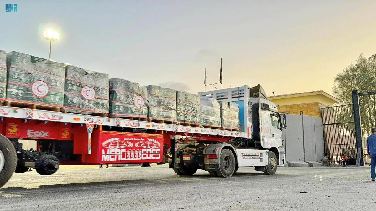 How the siege on the gaza is appear in the eyes of Egyptian truck drivers and relief workers?
Arabausa