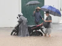 Hurricane Kajiki leads to 3 people's life in Vietnam and drown the capital

 Arabausa
