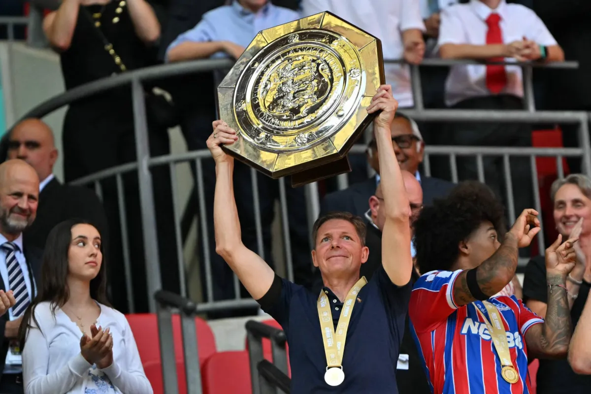 Ladri Glasner the Crystal Crystal players in front of Liverpool
Arabausa