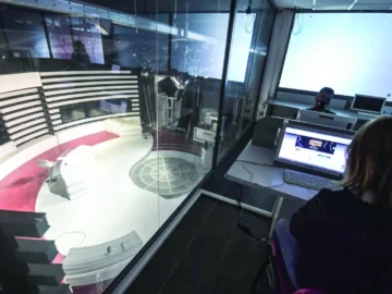 "Live Broastcast" Reinforce competition between "YouTube" and TV channels

 Arabausa