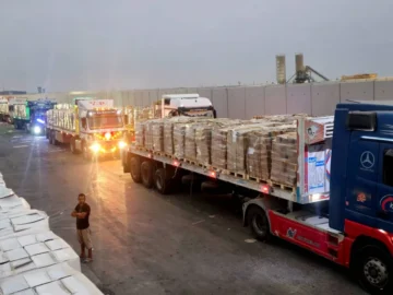 Regain the entrance of humanitarian trucks in Gaza strip

 Arabausa