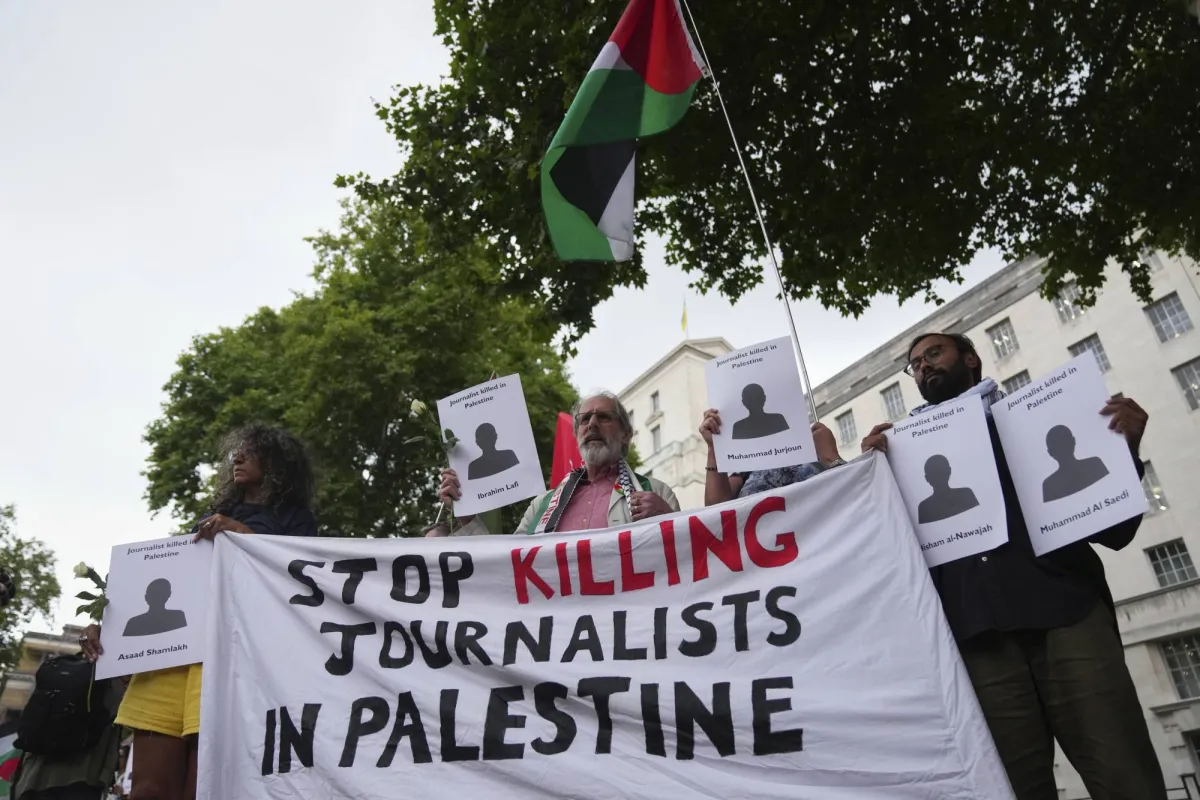 Reporters prove in London in the solidarity with his colleagues in Gaza (photos)
Arabausa