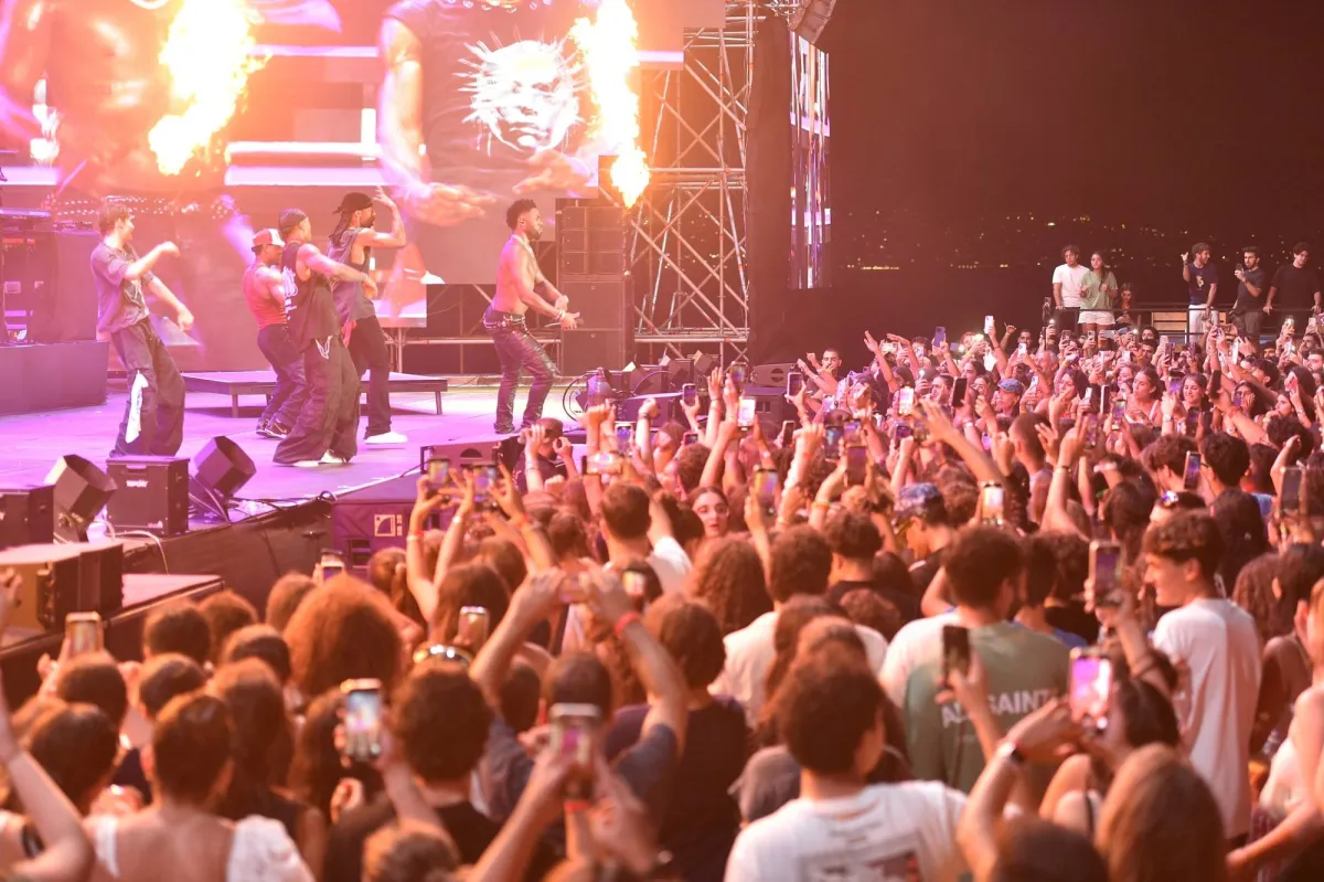 Shami and Robots Surprise The American Party, Jason Dyrison, in "Beblos Festival"
Arabausa