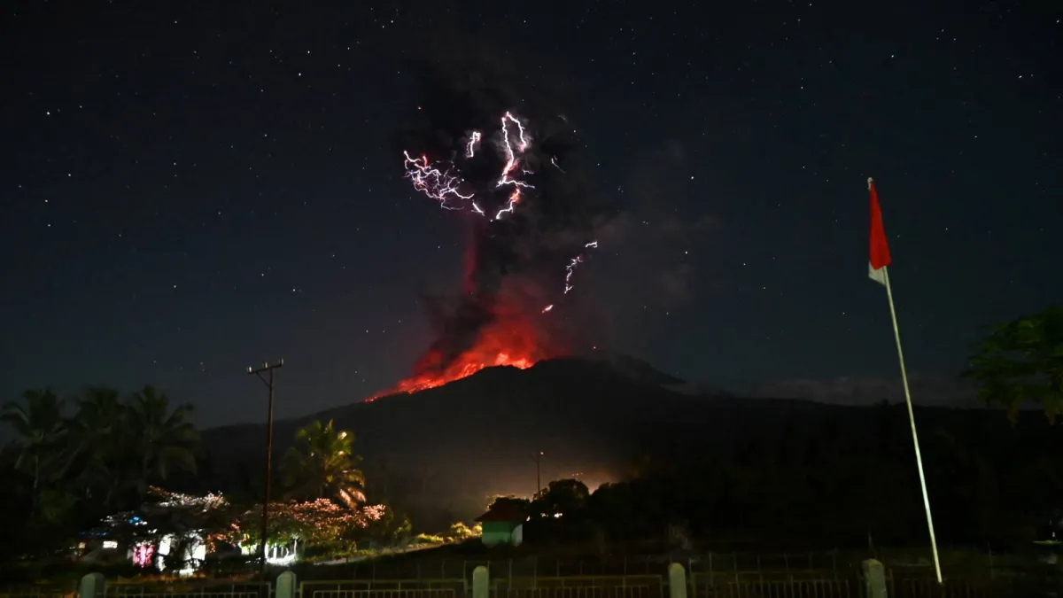 The eruption of a volcano in Indonesia ... and Asia is High 18 km photos)
Arabausa