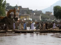The lake has formed a clay collaper in the mountains of Pakistan, flooding "threats"

 Arabausa