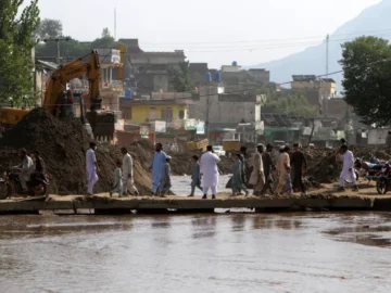 The lake has formed a clay collaper in the mountains of Pakistan, flooding "threats"

 Arabausa