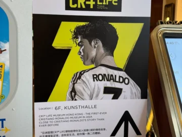 The ronaldo museum in Hong Kong ... mass crowd and a march native by Manchester to Riyadh

 Arabausa