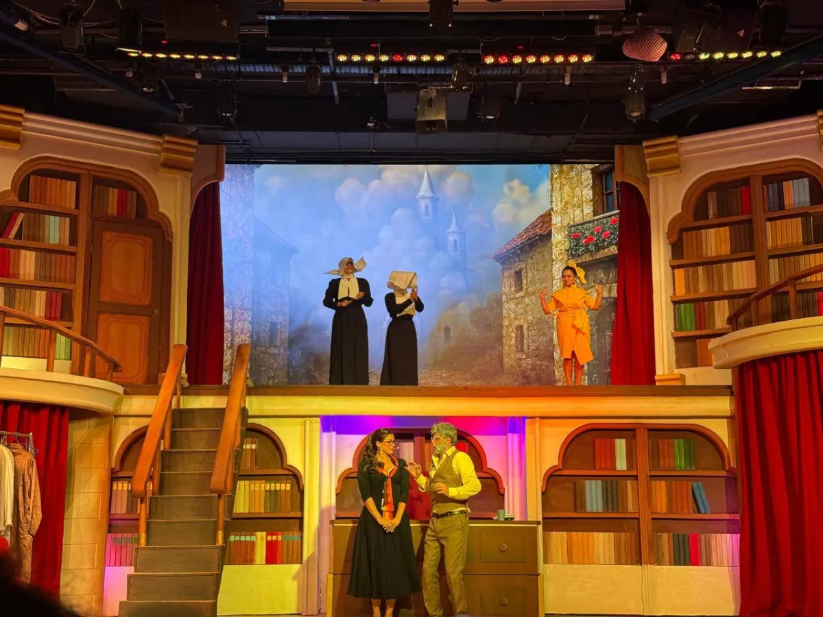 The text holds the spectator's hands to drive where it wants
Arabausa