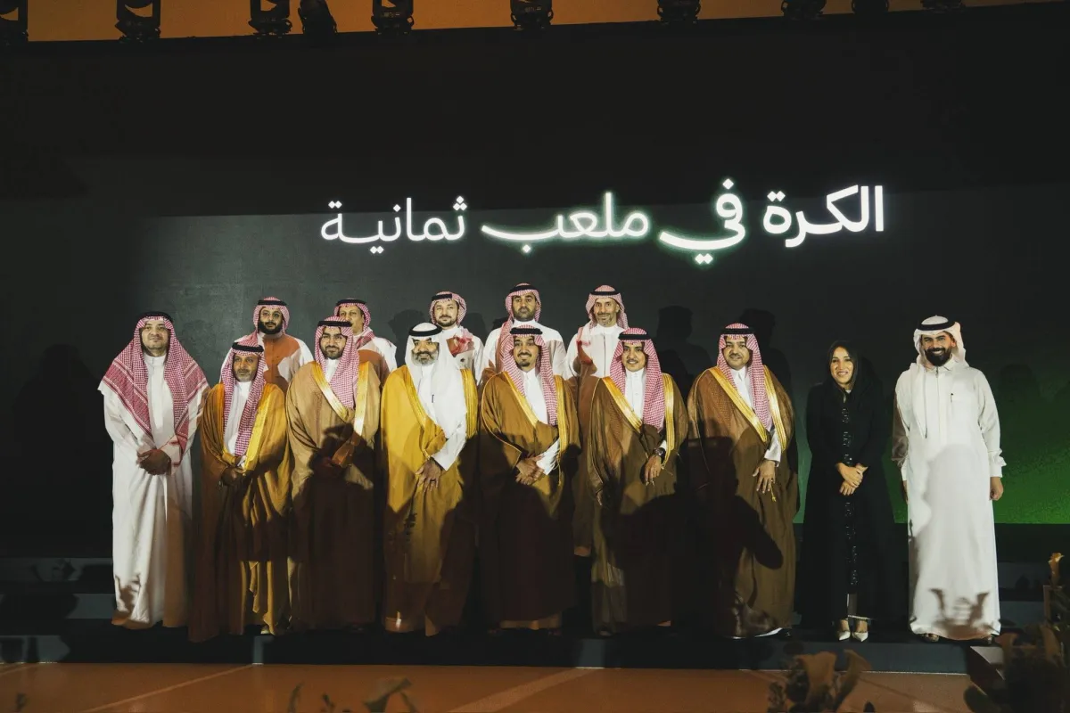To a media luxury ceremony ... ministers and officials place the ball in the "eight" stadium
Arabausa