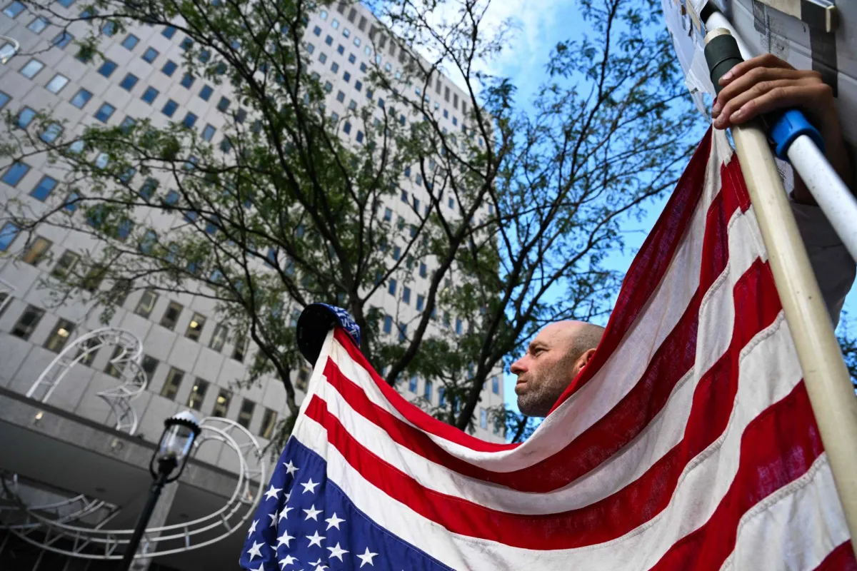 Trump signed a executive order regarding the American flag dessecation
Arabausa