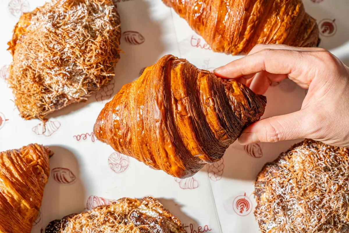 Where do you eat the most delicious croissant in New York?
Arabausa